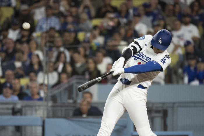 Kim Hye-sung's awkward smile after missing a fly → No hit in 4 at-bats, 4 consecutive LAD shocks on a very difficult day
