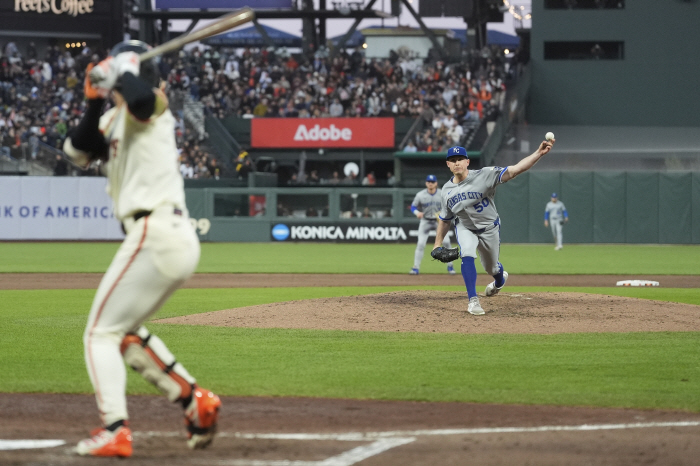 Lee Jung-hoo finally burst! 12 consecutive at-bats without hits → 13th double of the season, batting average of 0.2763 consecutive wins, SF 13 KC 