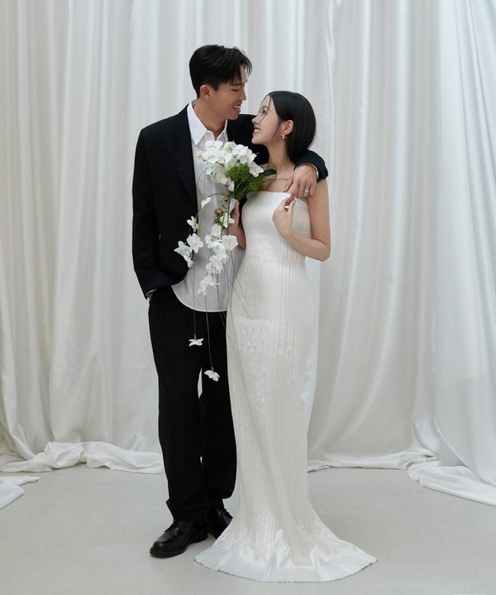 'Lee Kwang-ki's daughter ♥' Jung Woo-young reveals subway wedding photo, 'I'll live a pretty life!' 