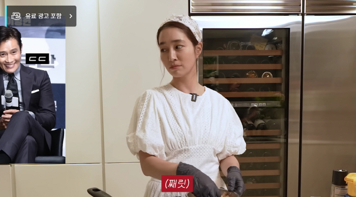 Lee Min-jung and ♥ Lee Byung-hun are filming YouTube alone during a marital trip, and they keep laughing next to me