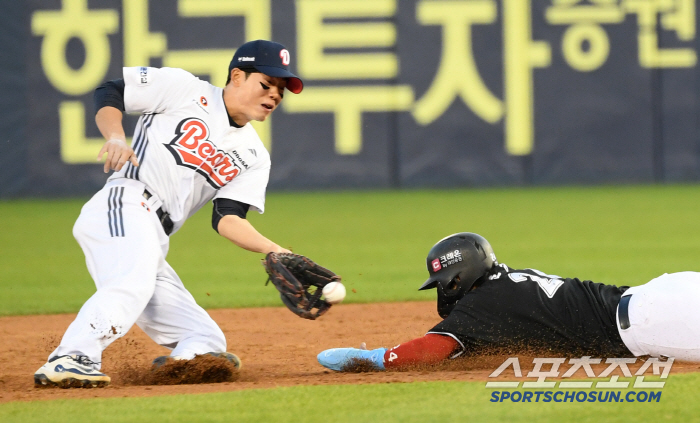 Oh, my God. I'm starting today.. Doosan got injured again! Shortstop Park Joon-young's first team was canceled → Lee Sun-woo, a high school graduate rookie, called up
