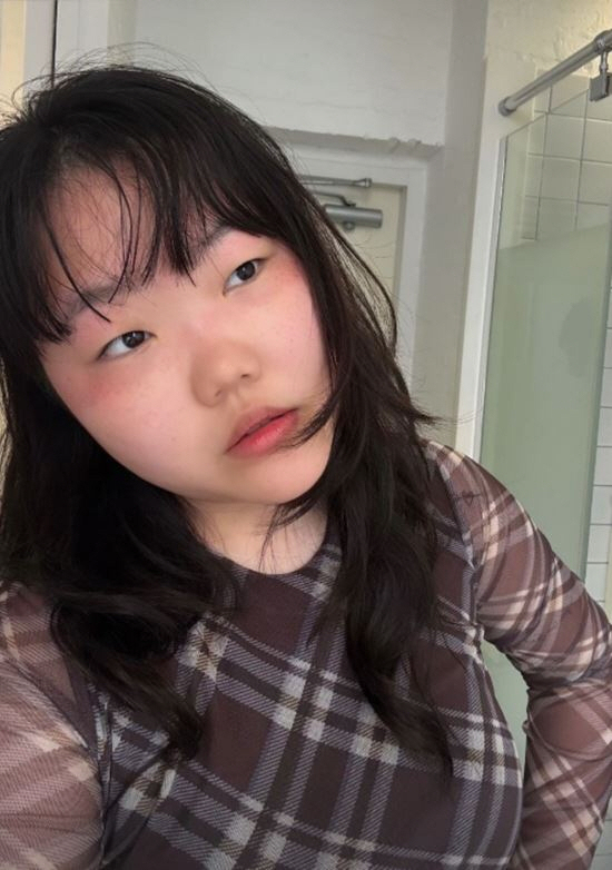  AKMU Soohyun Lee, don't ride a bicycle while wearing a mental breakdown mask during a trip to Jeju Island.