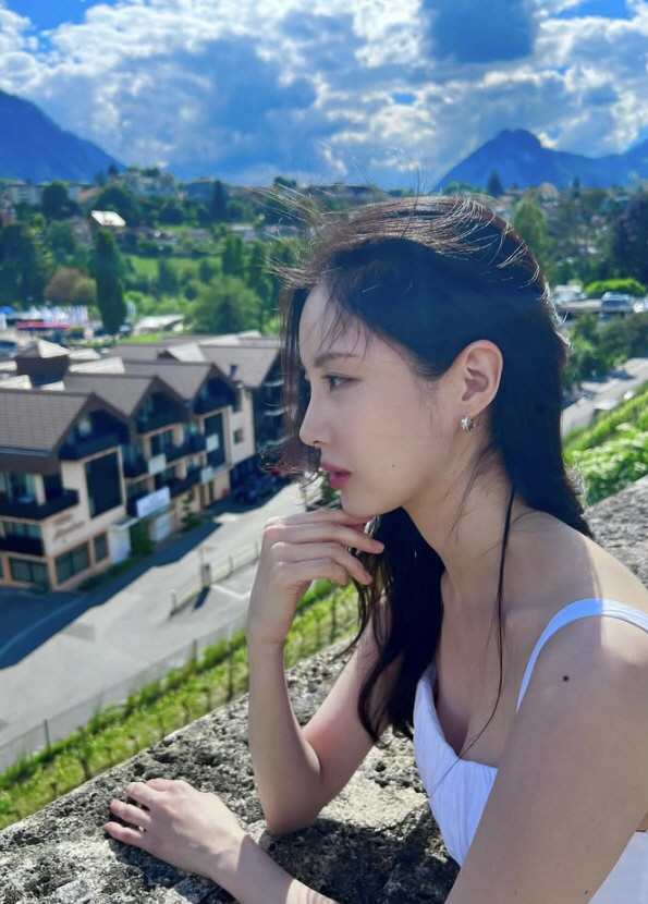Seohyun, the standard of skinny bones..She's as beautiful as the refreshing weather