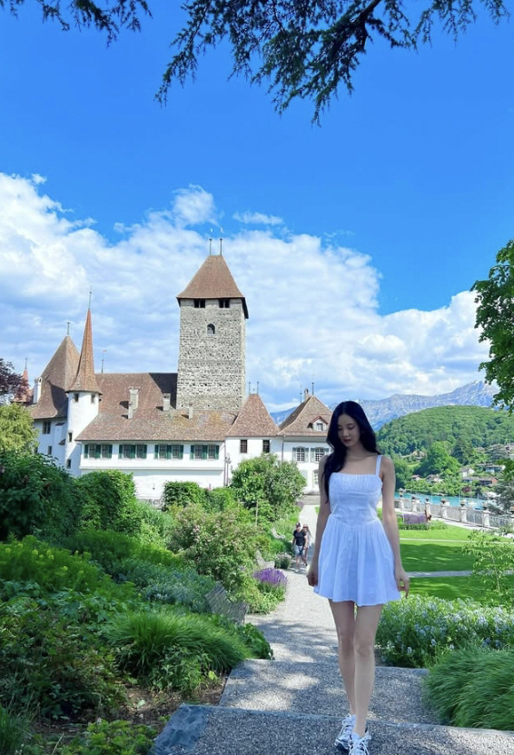 Seohyun, the standard of skinny bones..She's as beautiful as the refreshing weather