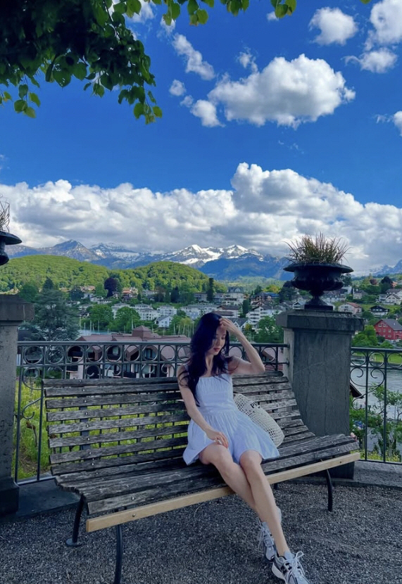 Seohyun, the standard of skinny bones..She's as beautiful as the refreshing weather