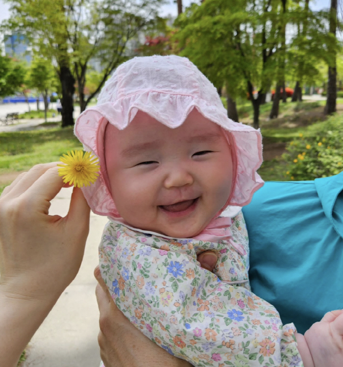 Son Heon-soo put a head correction helmet on his daughter on the 157th day of age My heart is breaking