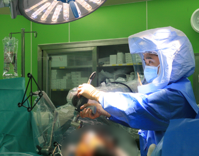 Successful Artificial Joint Surgery of a Preserved Knee Robot The First Identification of Left and Right Tibial Rear Sections