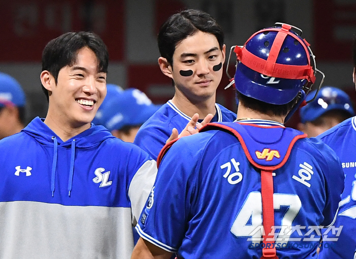 40-year-old Kang Min-ho, who injured his knee, cried because he was sick, but he threw a surprise steal' and turned around 11 innings full-time