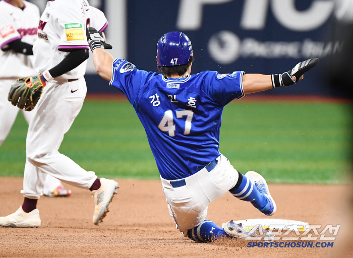 40-year-old Kang Min-ho, who injured his knee, cried because he was sick, but he threw a surprise steal' and turned around 11 innings full-time