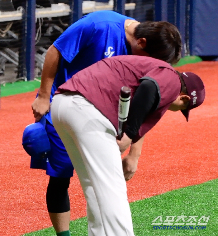 40-year-old Kang Min-ho, who injured his knee, cried because he was sick, but he threw a surprise steal' and turned around 11 innings full-time