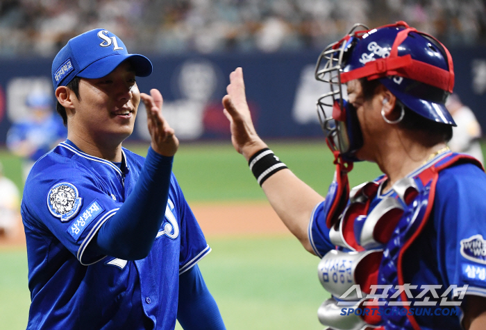 40-year-old Kang Min-ho, who injured his knee, cried because he was sick, but he threw a surprise steal' and turned around 11 innings full-time