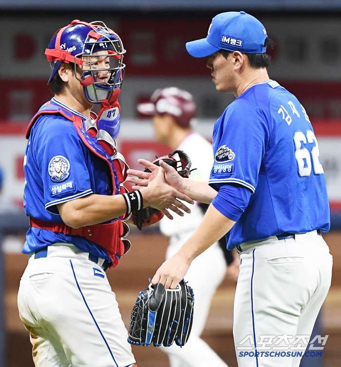 40-year-old Kang Min-ho, who injured his knee, cried because he was sick, but he threw a surprise steal' and turned around 11 innings full-time