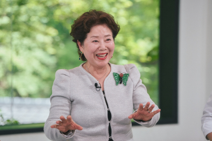 80-year-old YouTuber Sunwoo Yongnyeo is riding Mercedes Benz for hotel breakfast, isn't she a woman who spends a lot of money three or four times a week? (Yuquiz)