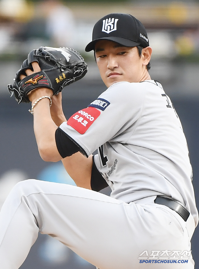 Coach Kim Sun-bin's injury KIA is so hard to solve, 2 consecutive losses to KT...Ko Young-pyo's 7-inning good pitching  Blameful replacement  Kim Sun-bin's injury KIA is not going well, 2 consecutive losses to KT...Go Young-pyo, seven innings of good pitching 