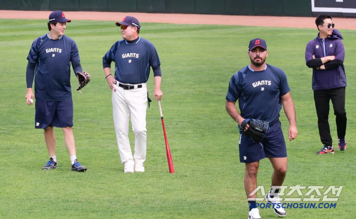 Could it be Lotte's Ponce? Gamboa with a sad smile. She's so friendly! an eye-catching pitch
