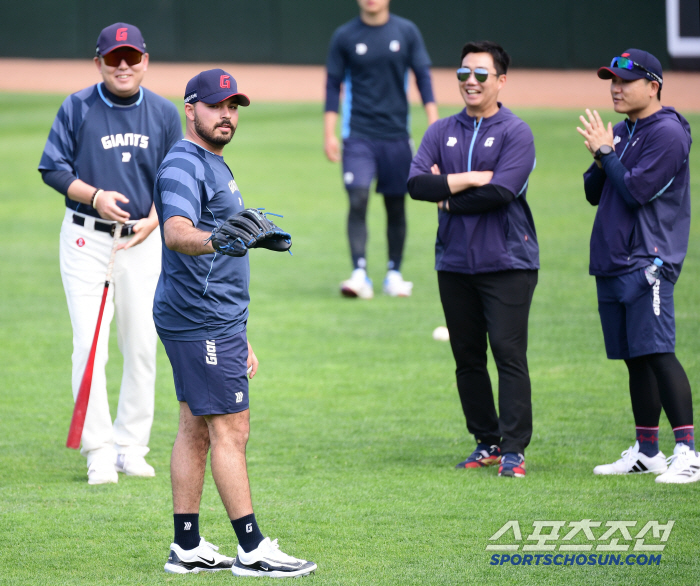 Could it be Lotte's Ponce? Gamboa with a sad smile. She's so friendly! an eye-catching pitch