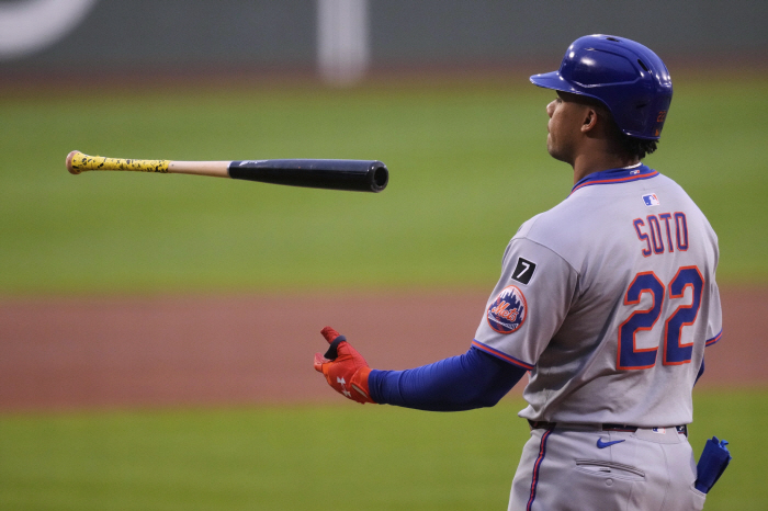 Did you scold him for a walk? Soto is a human being, and he's 26 now. The Mets manager was busy defending himself