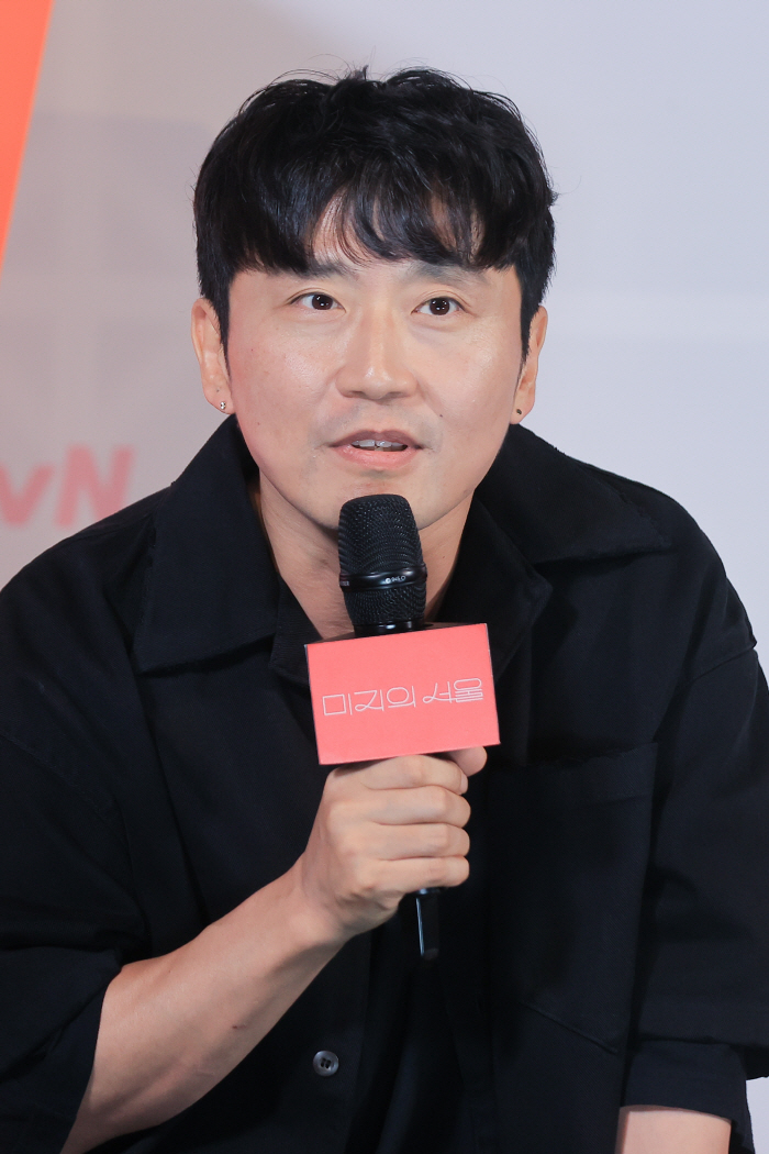 Director Park Shin-woo of unknown Seoul. All the works are my baby..an effort to lower the burden