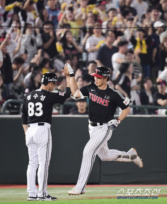 Elotrasico's essence LG Lotte drew 77 after a three-hour, 56-minute battle in the 11th inning. Lee Young-bin with two home runs and Ko Seung-min tied for two-run shot was thrilling 