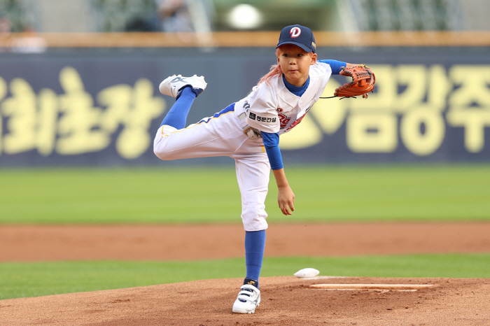 Former coach Choi Kyung-hwan's son applauds the first pitch as much as a professional