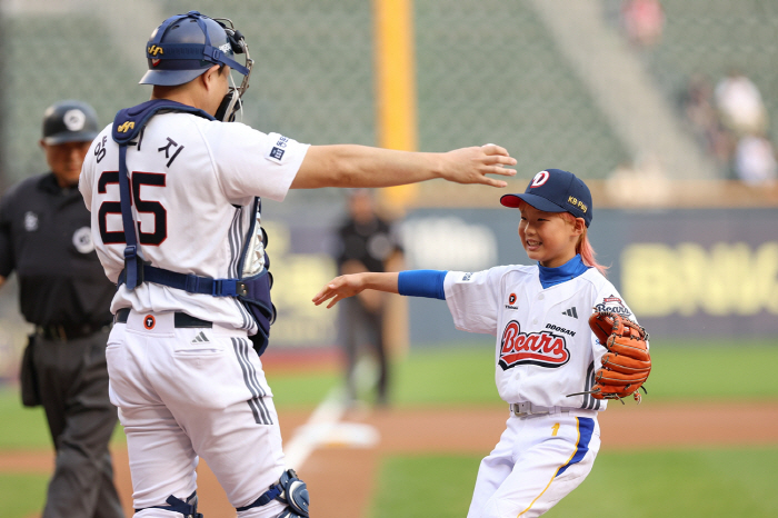Former coach Choi Kyung-hwan's son applauds the first pitch as much as a professional