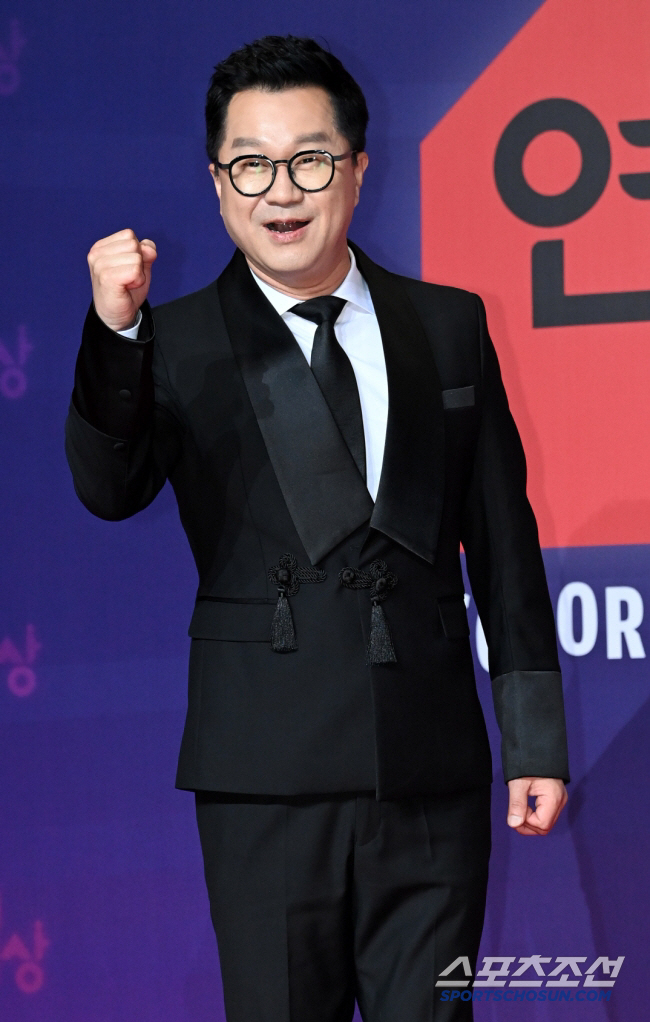 Ji Sang-ryeol Visits the Decision Hall ahead of his 60th birthday...What grade did you get? Bonnet opened up