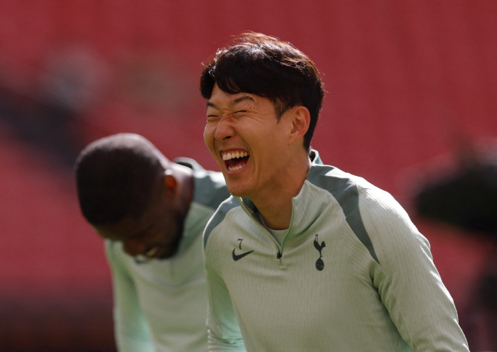 Kane is on vacation, but no more tears, now the trophy of joy → Captain Son Heung-min's sincerity...Ten-year Tottenham Promises Historic Moment → Champions Final Next Year