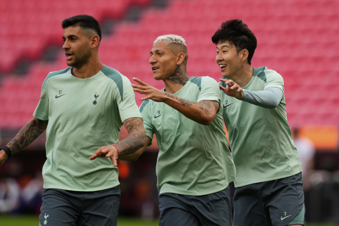 Kane is on vacation, but no more tears, now the trophy of joy → Captain Son Heung-min's sincerity...Ten-year Tottenham Promises Historic Moment → Champions Final Next Year