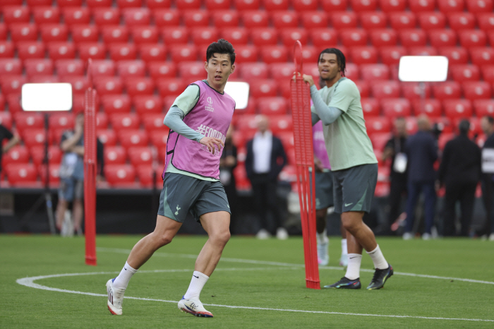 Kane is on vacation, but no more tears, now the trophy of joy → Captain Son Heung-min's sincerity...Ten-year Tottenham Promises Historic Moment → Champions Final Next Year