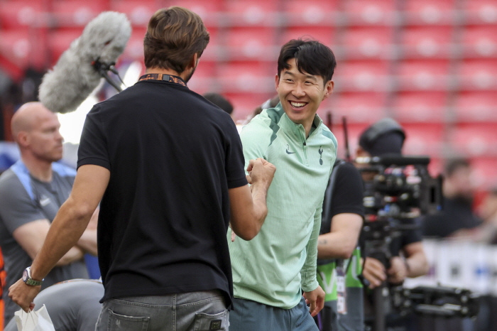 Kane is on vacation, but no more tears, now the trophy of joy → Captain Son Heung-min's sincerity...Ten-year Tottenham Promises Historic Moment → Champions Final Next Year