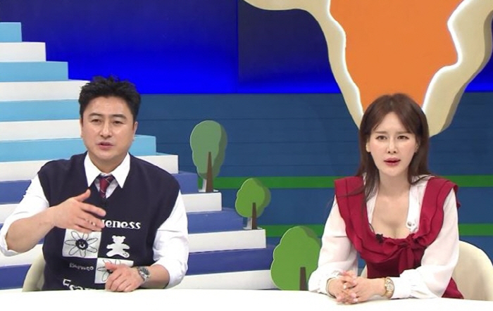Lee Hye-won ♥ Ahn Jung-hwan I also worked part-time at Yongsan Tudari. I'm good at peeling fruits, too