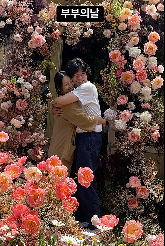Lee Hyo-ri ♥ Lee Sang-soon, a couple of 13 years of marriage who are very close and hugging each other without a gap of 1cm