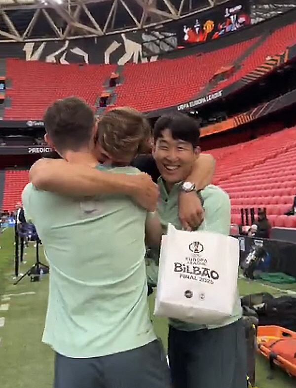 Nice to meet you, Heung-min. The Lion King, who shared a hot hug with SON, breathed the winning energy into Tottenham like a family I'm rooting for you!