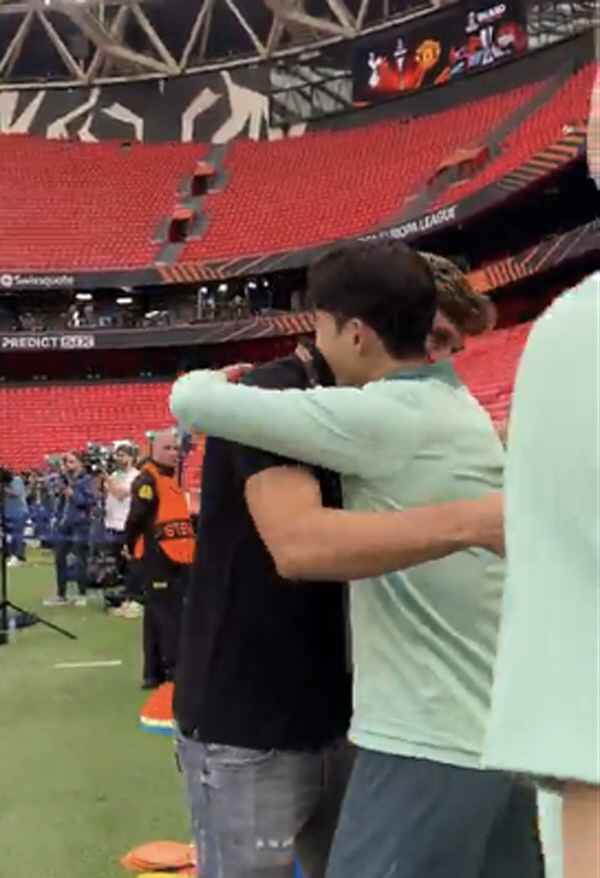 Nice to meet you, Heung-min. The Lion King, who shared a hot hug with SON, breathed the winning energy into Tottenham like a family I'm rooting for you!
