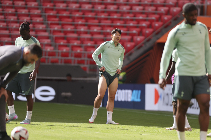 Nice to meet you, Heung-min. The Lion King, who shared a hot hug with SON, breathed the winning energy into Tottenham like a family I'm rooting for you!