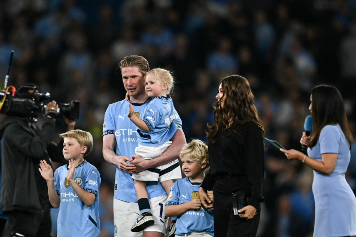  A statue of Living Legend leaving Manchester for the breakup of tears will be built...Aggressive recruitment of Napoli → Let's be together for three years