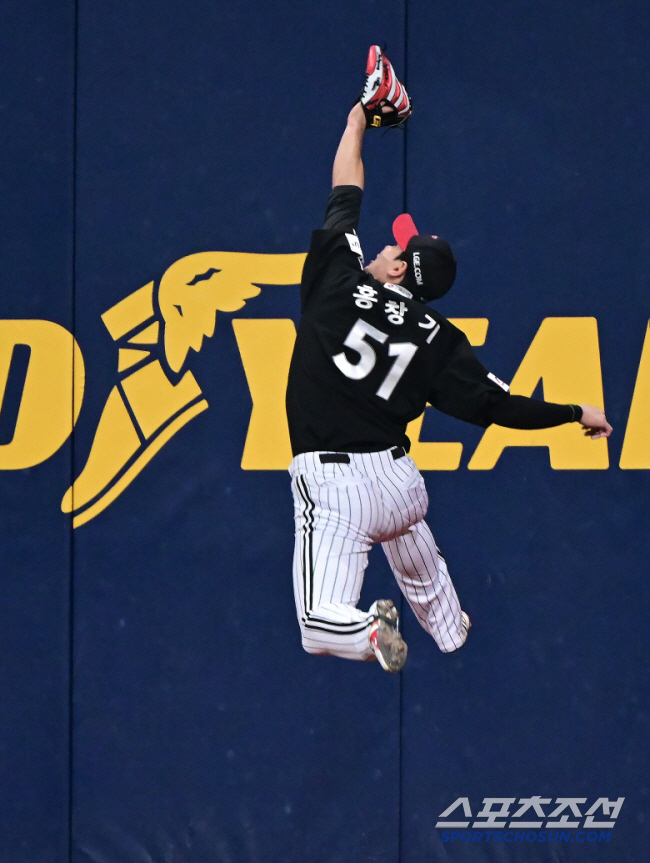 the on-base king's season out. Weakening attacks is natural. He also lost his second consecutive right fielder in defense. 