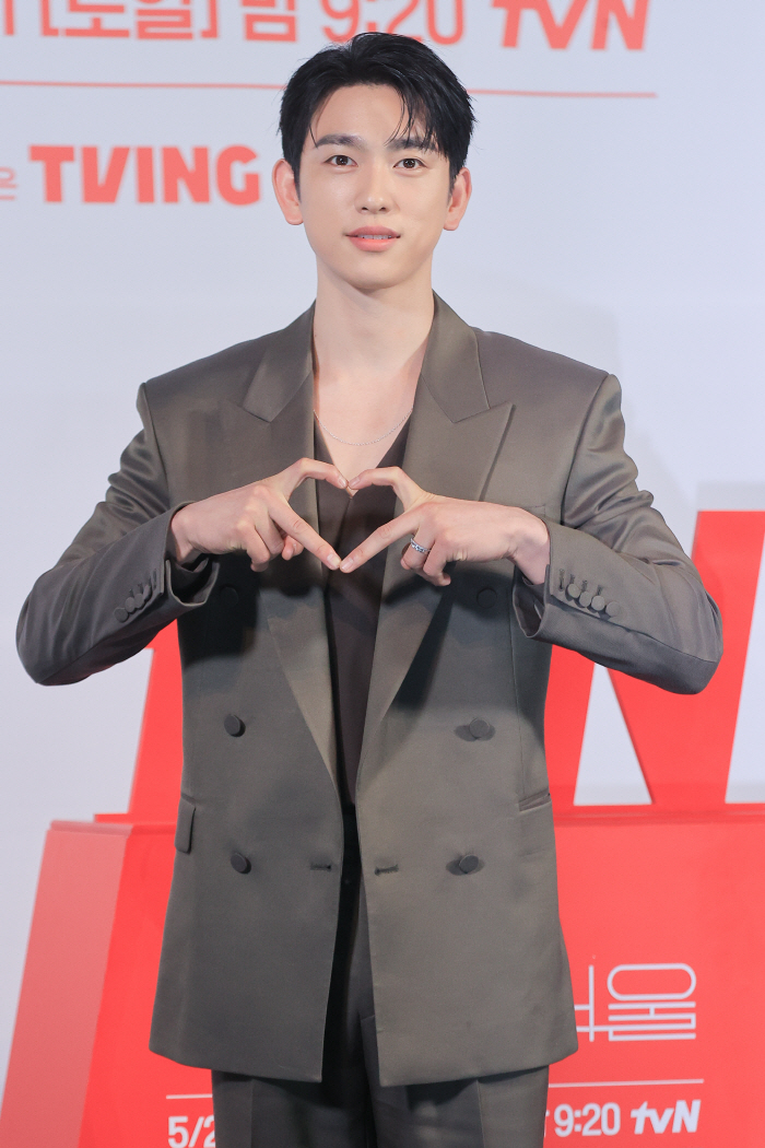 Park Jinyoung's first work since he was discharged from the military..Thanks to Park Bo Young, I become a civilian right away