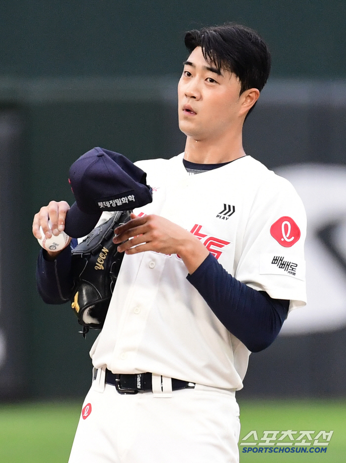Pitchcom equipment sprayed Yoon Sung-bin, a painful finger for 9 years, 157km there, but he couldn't shake the tension (Busan site)