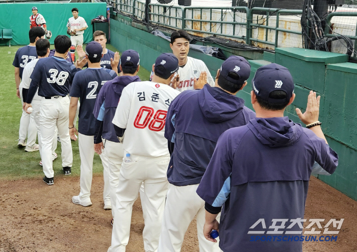 Pitchcom equipment sprayed Yoon Sung-bin, a painful finger for 9 years, 157km there, but he couldn't shake the tension (Busan site)
