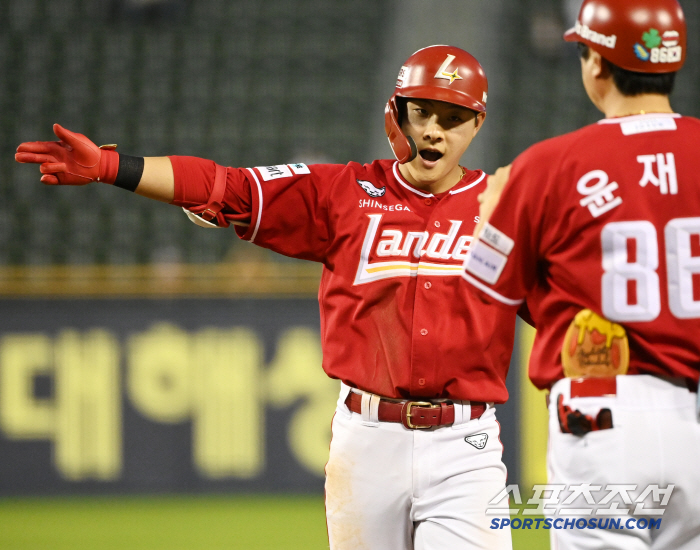 SSG has won four consecutive games, and Doosan has won all four games...Securing 4 consecutive wins 