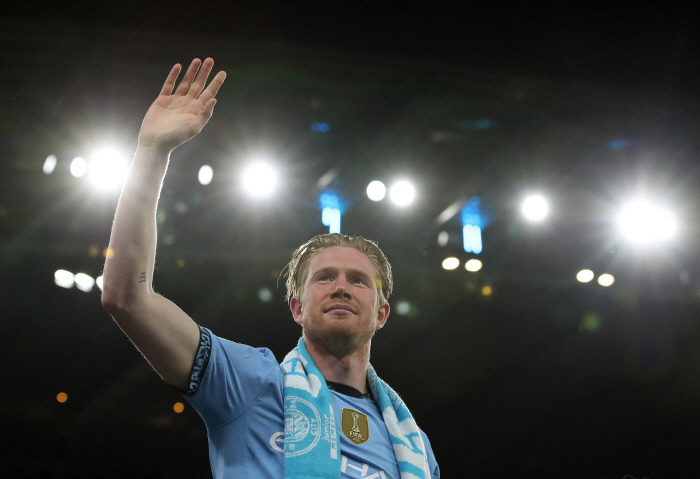 This is Derbrowner's road→My heart always announces the all-time tribute to Manchester for the EPL legend and even a special statue
