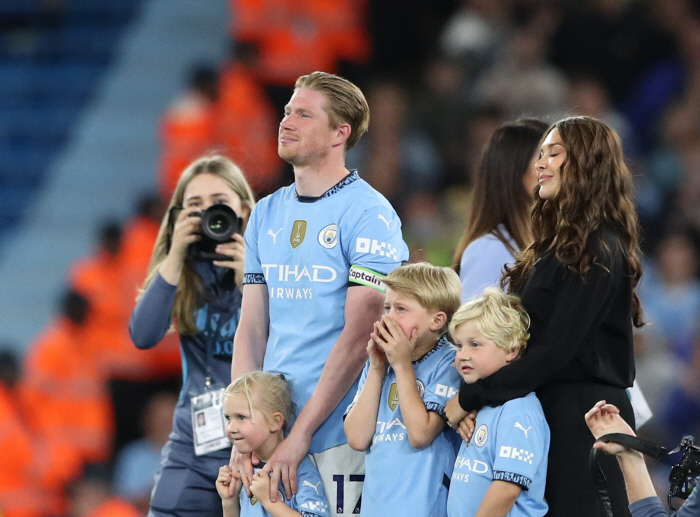 This is Derbrowner's road→My heart always announces the all-time tribute to Manchester for the EPL legend and even a special statue