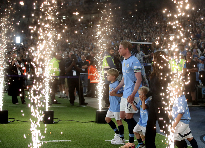 This is Derbrowner's road→My heart always announces the all-time tribute to Manchester for the EPL legend and even a special statue
