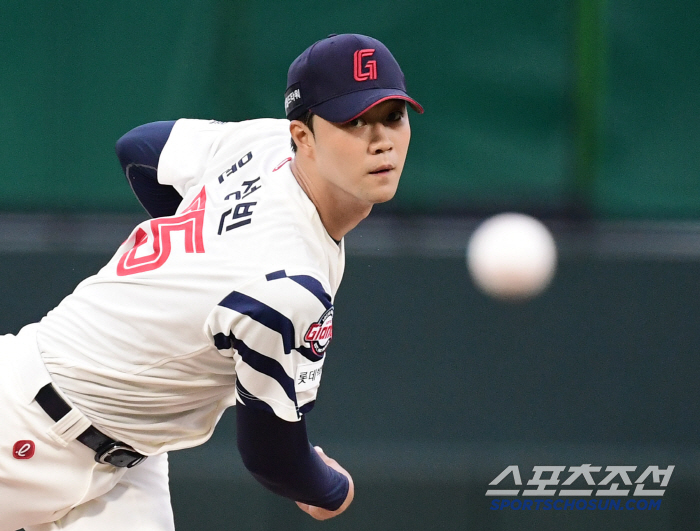 To turn a blind eye to ABS, he cheers for the strikeout of 157km 3 pitches → 6 walks and 9 runs. What should I do anymore with the 9th-year fireball prospect?