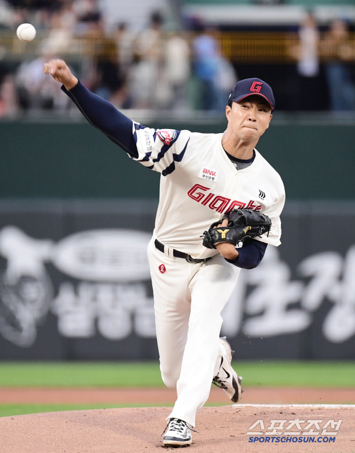 To turn a blind eye to ABS, he cheers for the strikeout of 157km 3 pitches → 6 walks and 9 runs. What should I do anymore with the 9th-year fireball prospect?