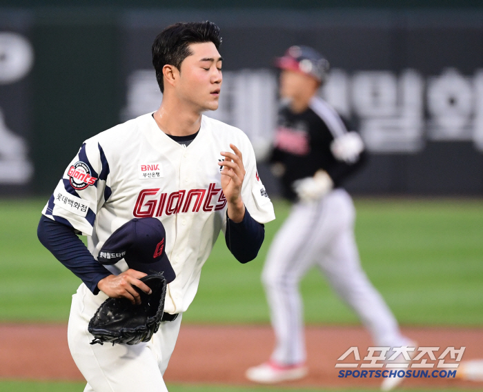 To turn a blind eye to ABS, he cheers for the strikeout of 157km 3 pitches → 6 walks and 9 runs. What should I do anymore with the 9th-year fireball prospect?