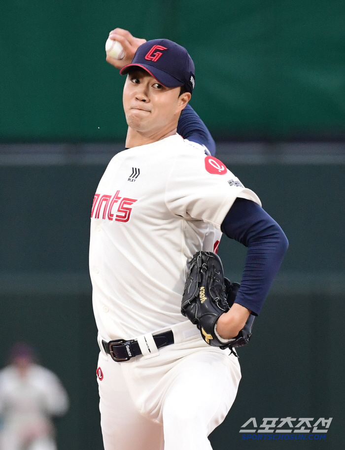 To turn a blind eye to ABS, he cheers for the strikeout of 157km 3 pitches → 6 walks and 9 runs. What should I do anymore with the 9th-year fireball prospect?