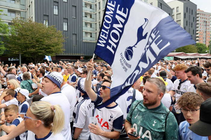 Tottenham X Manchester United Half and Half Scarf. Is this possible? Europa Final Kick-Off Live, Bilbao Festive Crucible
