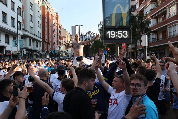 Tottenham X Manchester United Half and Half Scarf. Is this possible? Europa Final Kick-Off Live, Bilbao Festive Crucible